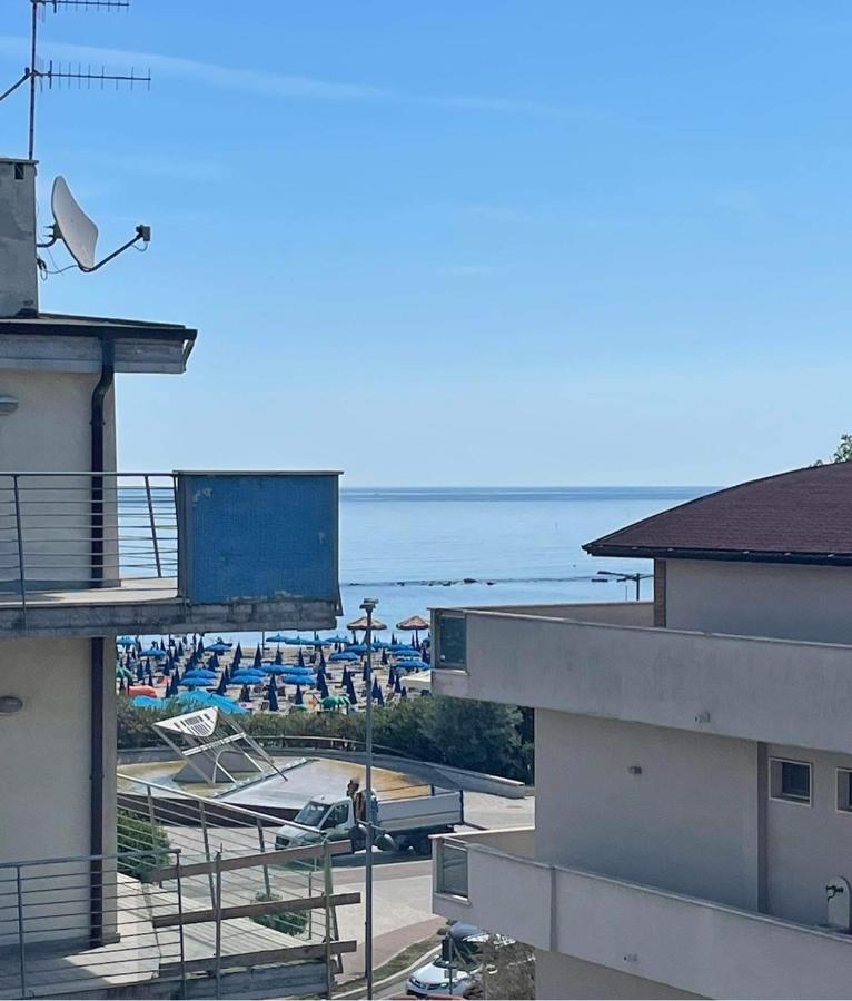 Casa Al Mare Pescara Apartment Bagian luar foto